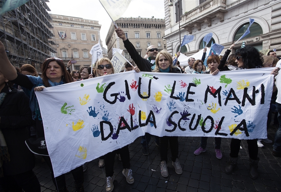 Giù le mani dalla scuola